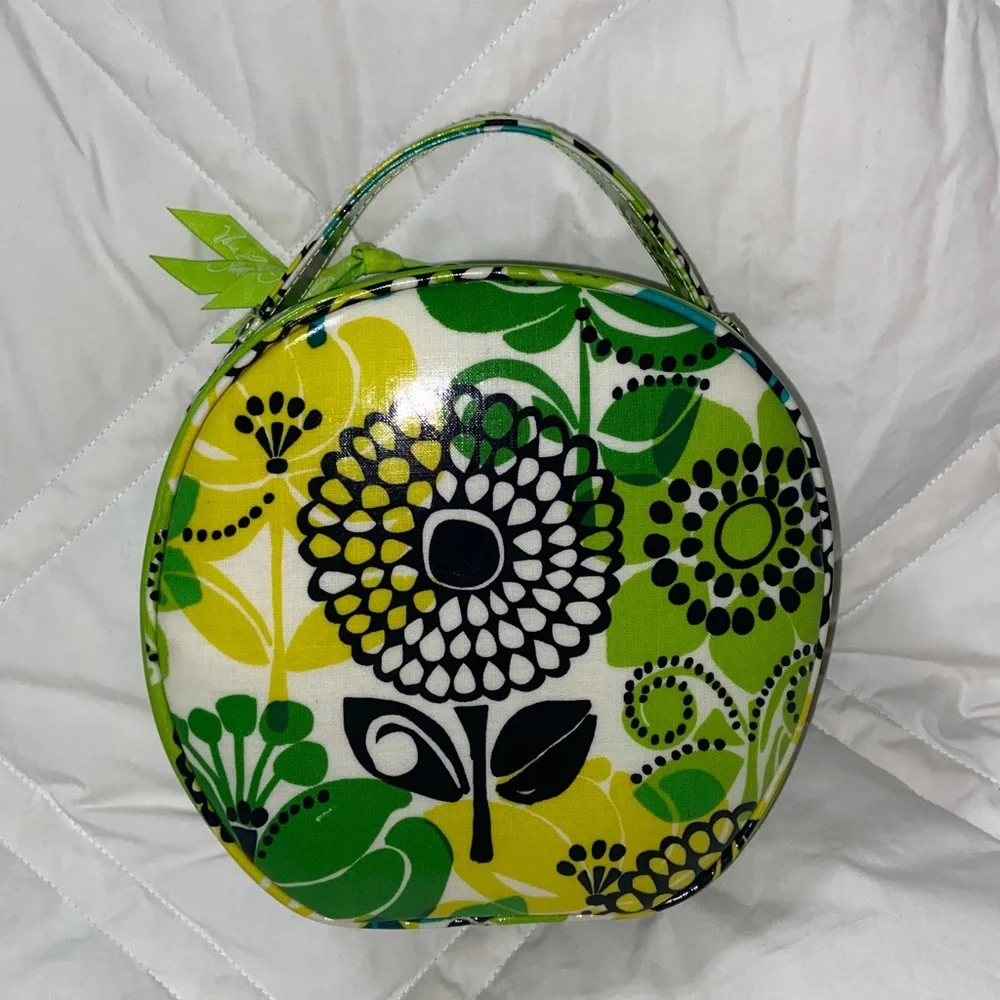 Like new VERA BRADLEY ROUND COSMETIC BAG limes up